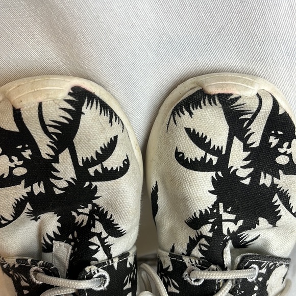 Nike Palm Tree Roshe Run Sneakers - Picture 6 of 8